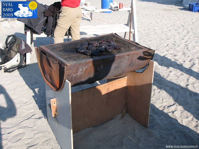 Il barbecue sulla spiaggia l’ultimo giorno di campo