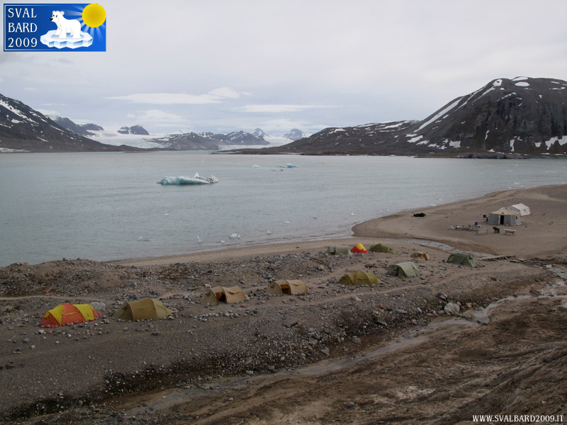 Il Blomstrand camp visto dalle collinette