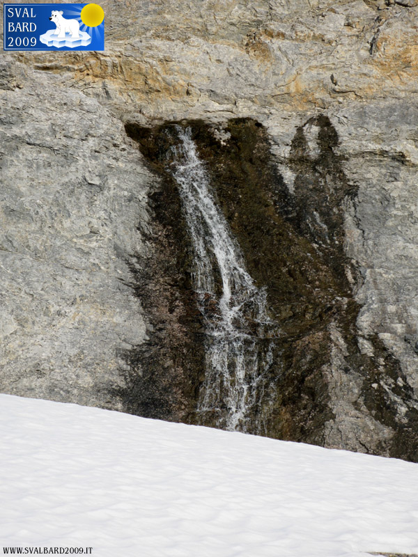 Cascata che sgorga da una sorgente