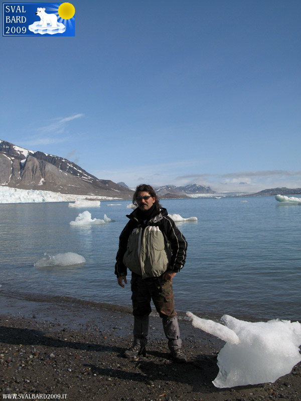 Sulla spiaggia del Kongsfdjord – Foto di Silvia