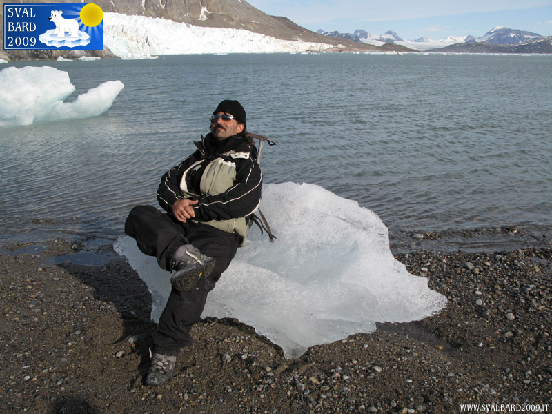 Seduto su una poltrona di ghiaccio – Foto di Cecilie