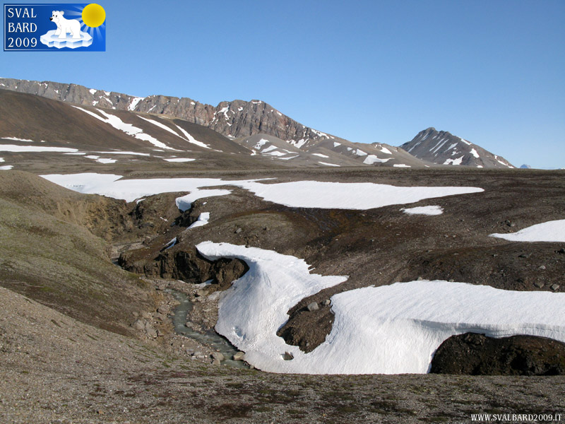 Fiume in una stretta valle