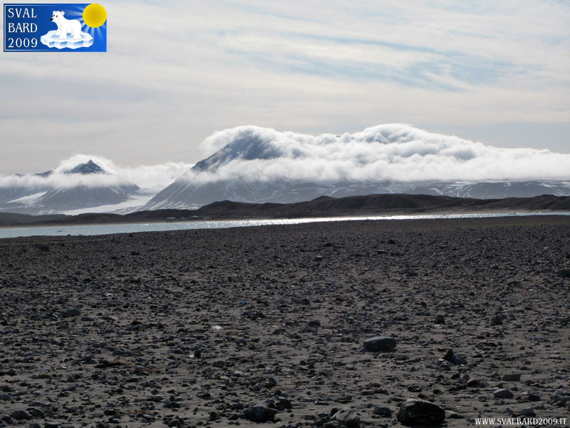 Nuvole sulle montagne a Ny-Ålesund