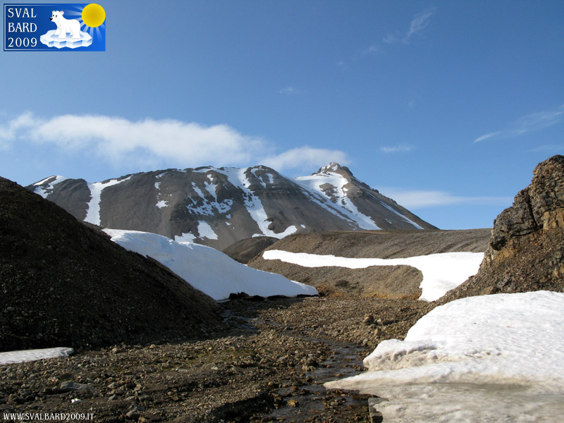 Montagne dietro Ny-Ålesund
