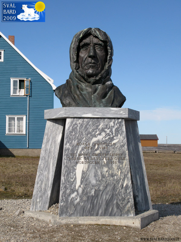 Monumento dedicato a Roald Amundsen