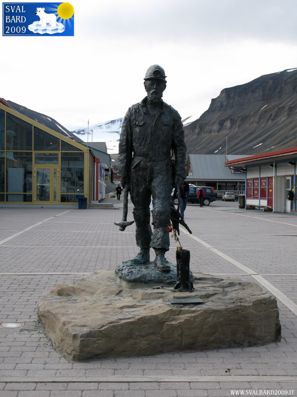Il monumento al minatore al centro della città
