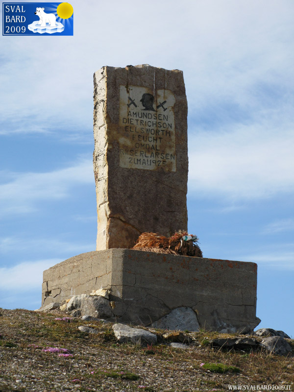 Monumento dedicato alla spedizione di Amundsen del 21 maggio 1925