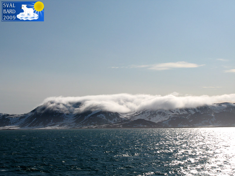 Nuvole sulle montagne verso il Madgalenefjorden
