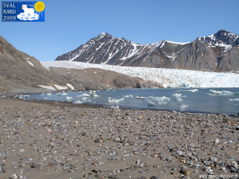 Spiaggia al Blomstrand camp, con vista sul ghiacciaio Conway