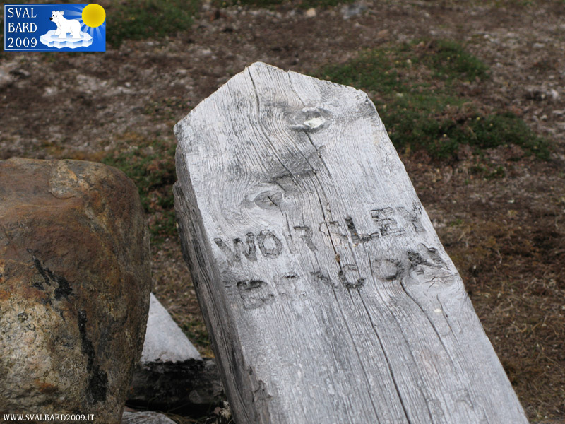 Resti della meda eretta da Frank Worsley